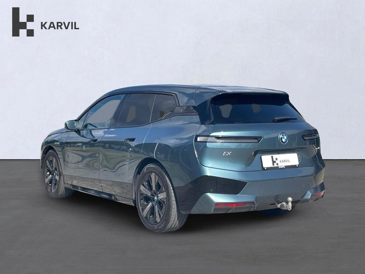 Grå BMW iX fra 2023