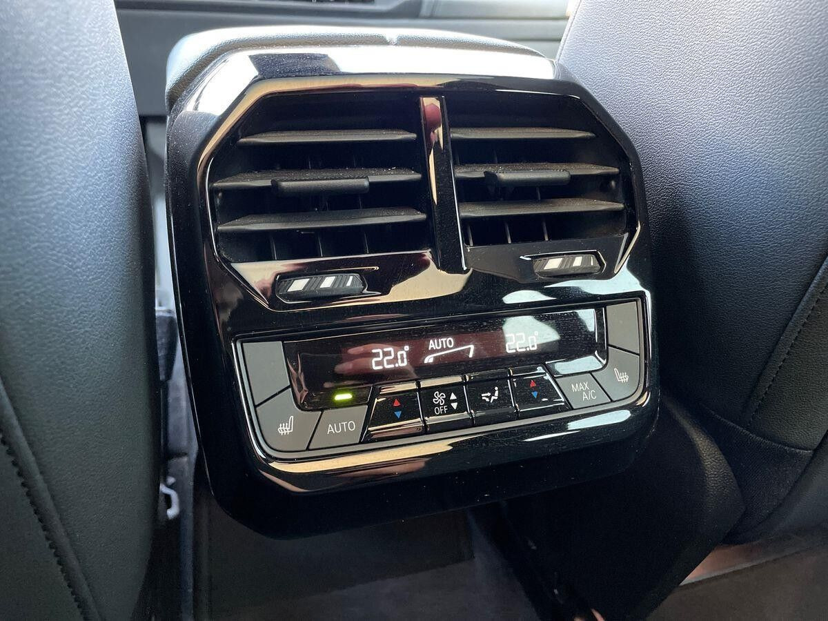 Grå BMW iX fra 2023