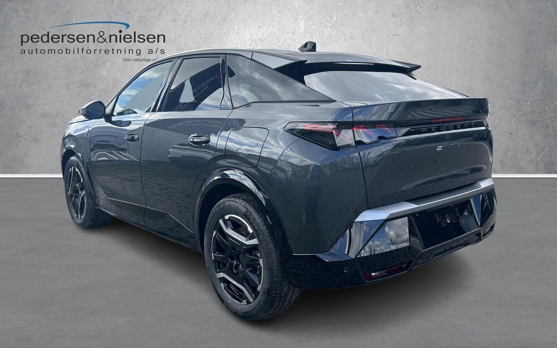Grå Peugeot e-3008 fra 2026