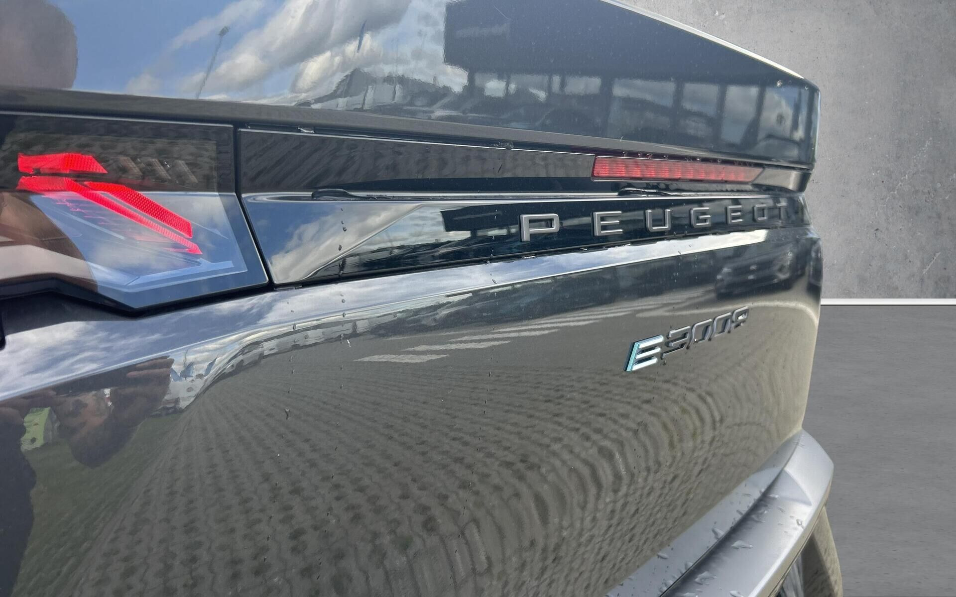 Grå Peugeot e-3008 fra 2026