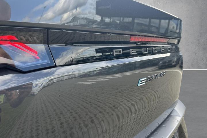 Grå Peugeot e-3008 fra 2026