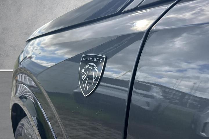 Grå Peugeot e-3008 fra 2026