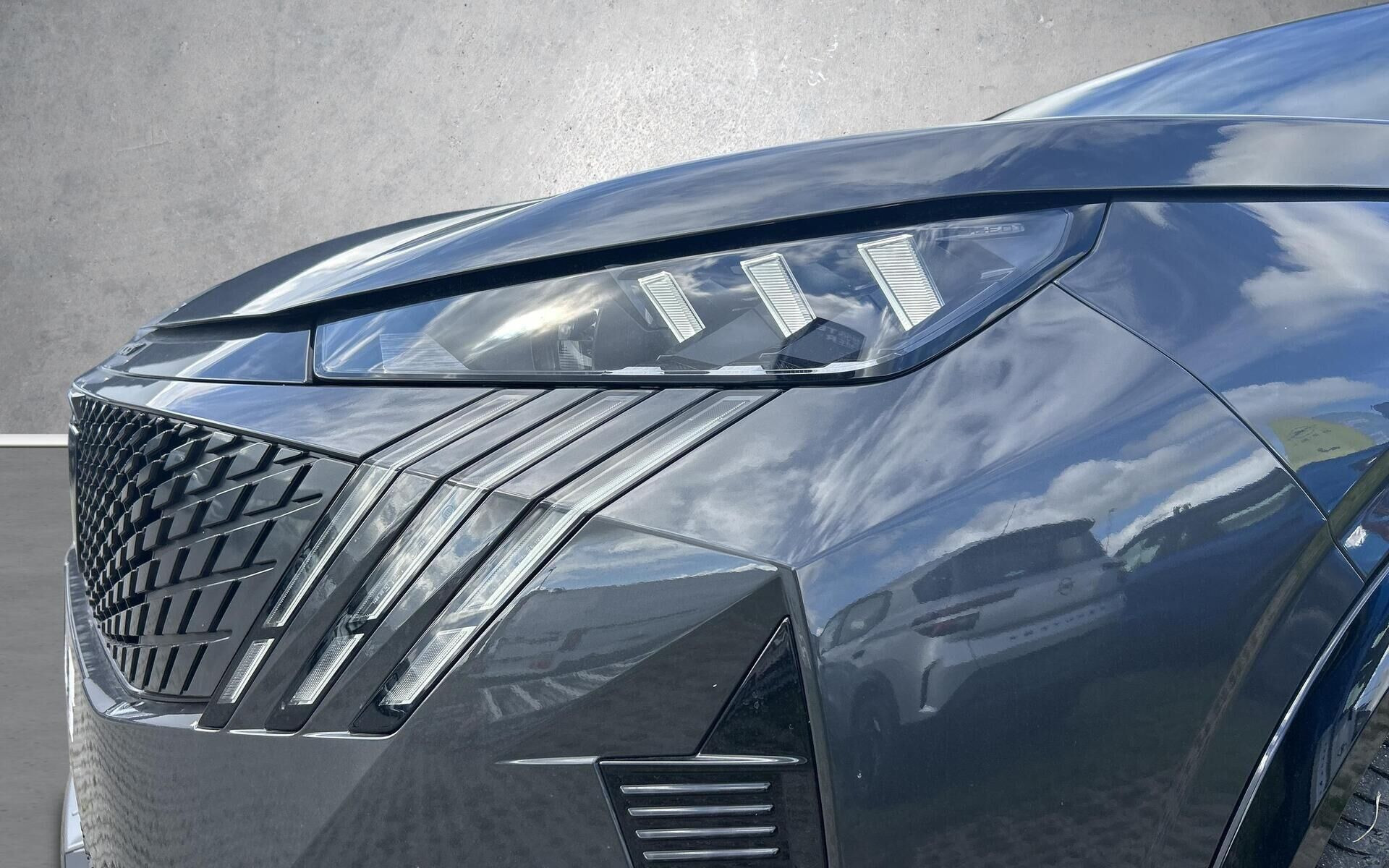 Grå Peugeot e-3008 fra 2026