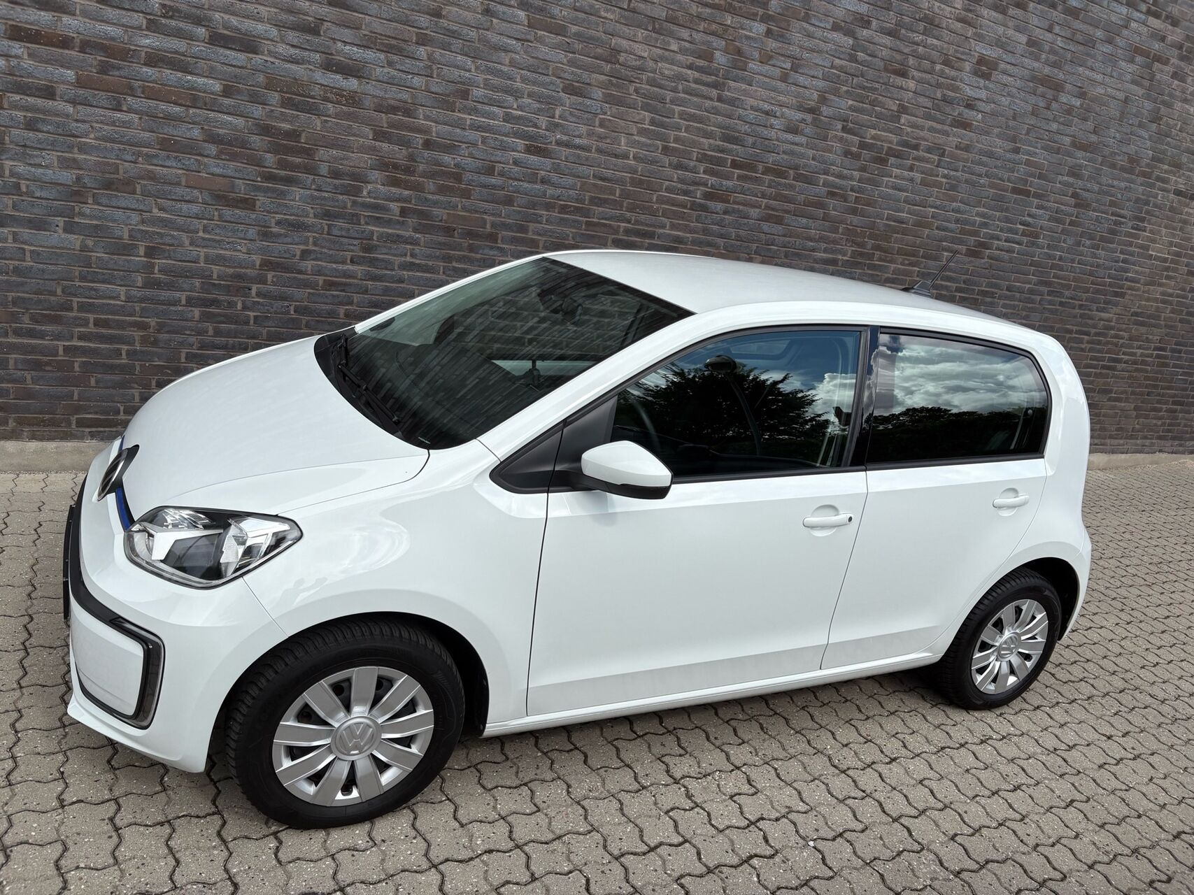 Hvid VW e-up fra 2021