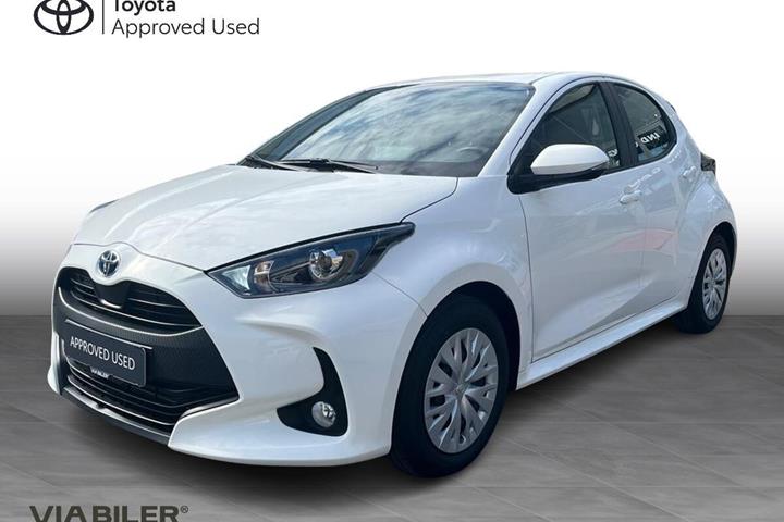Hvid Toyota Yaris fra 2022 set udefra