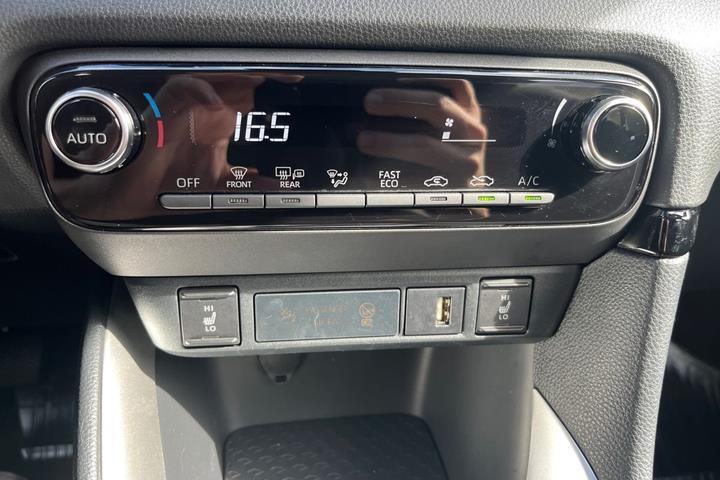 Hvid Toyota Yaris fra 2022