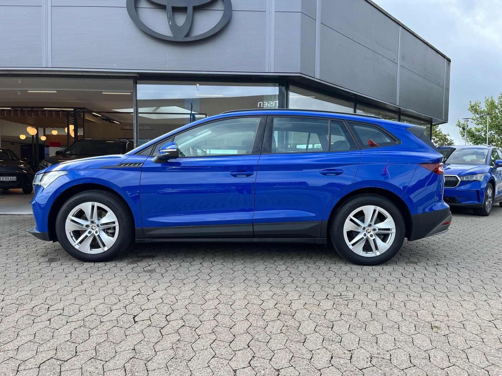 Blå Skoda Enyaq fra 2023