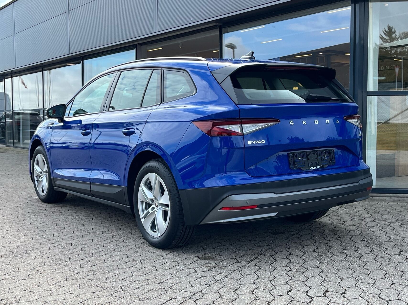 Blå Skoda Enyaq fra 2023