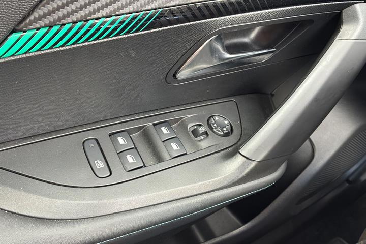 Sølv Peugeot 2008 fra 2021