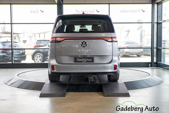 Grå VW ID.Buzz fra 2023