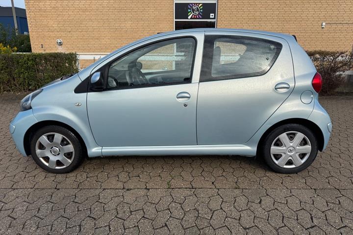Rød Toyota Aygo fra 2007