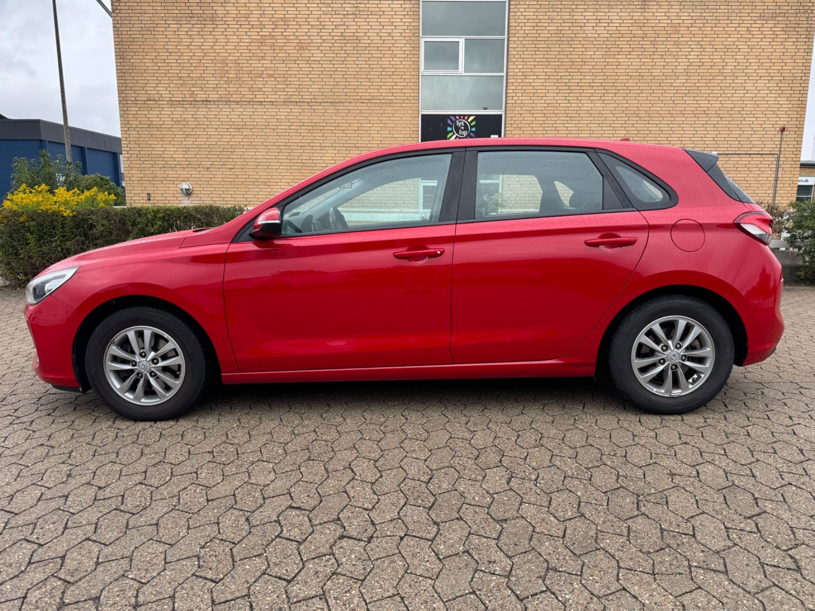 Rød Hyundai i30 fra 2017