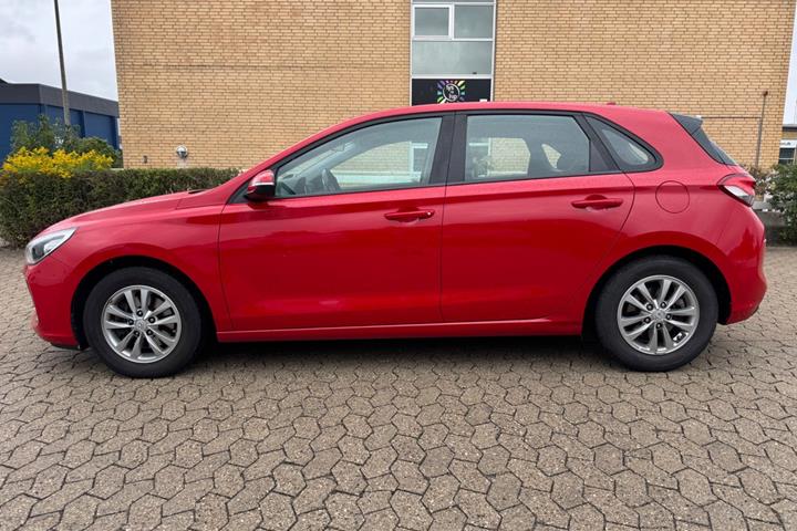 Rød Hyundai i30 fra 2017