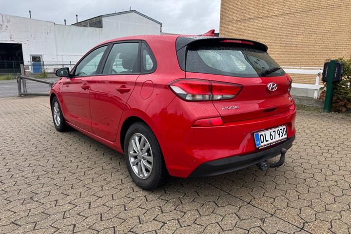Rød Hyundai i30 fra 2017