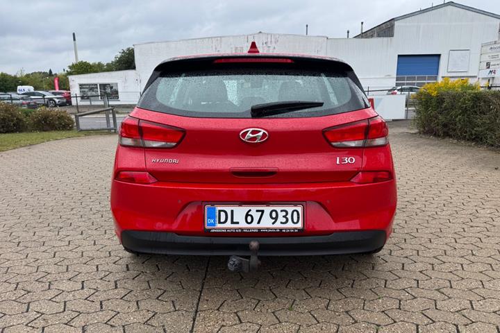 Rød Hyundai i30 fra 2017