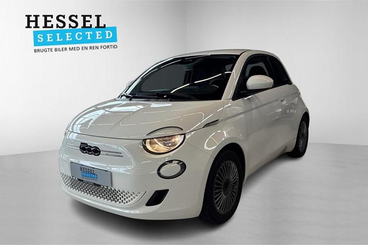 Hvid Fiat 500e fra 2023 set udefra
