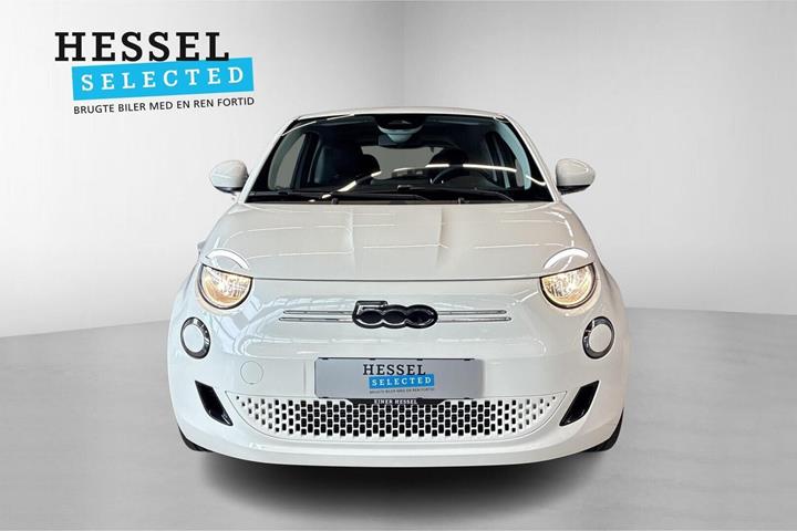Hvid Fiat 500e fra 2023