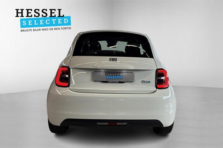 Hvid Fiat 500e fra 2023