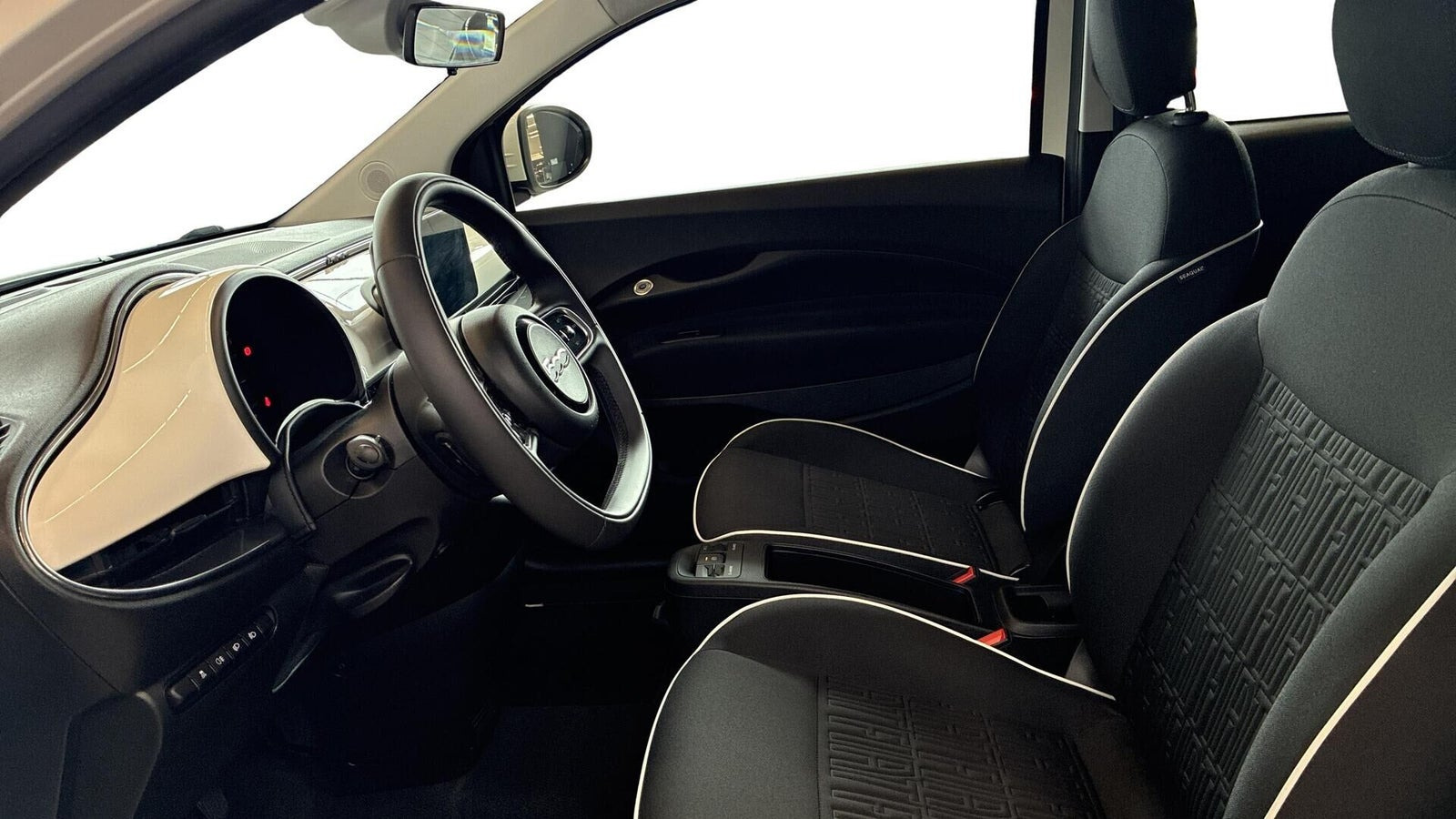 Hvid Fiat 500e fra 2023