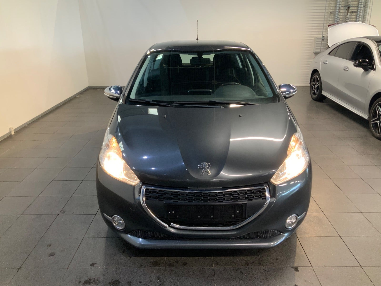 Grå Peugeot 208 fra 2013