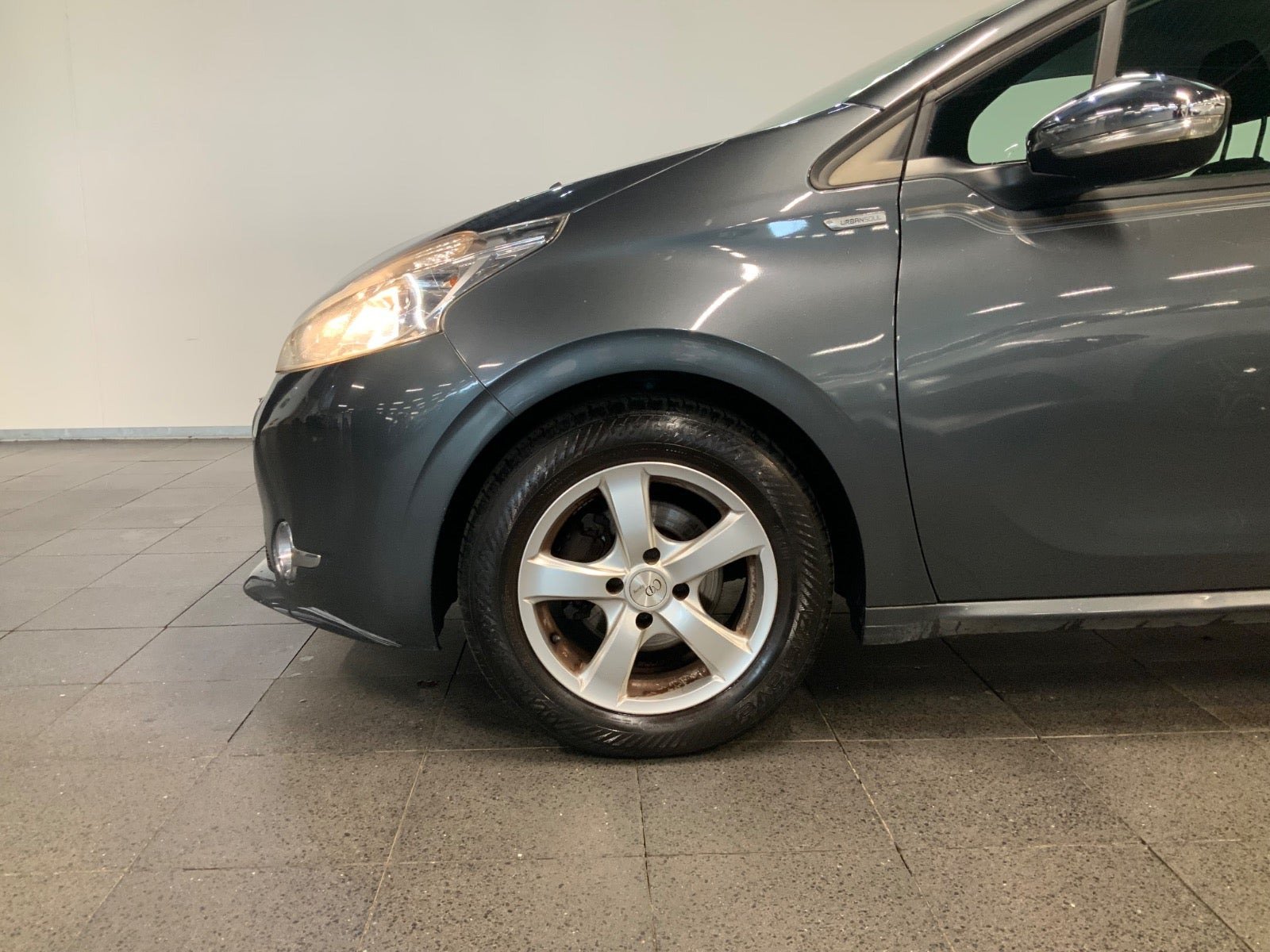 Grå Peugeot 208 fra 2013