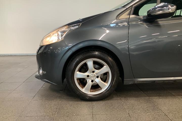 Grå Peugeot 208 fra 2013