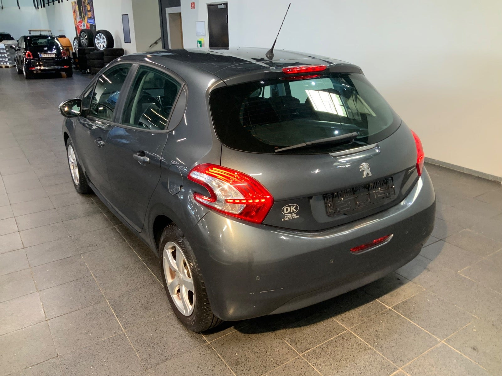 Grå Peugeot 208 fra 2013