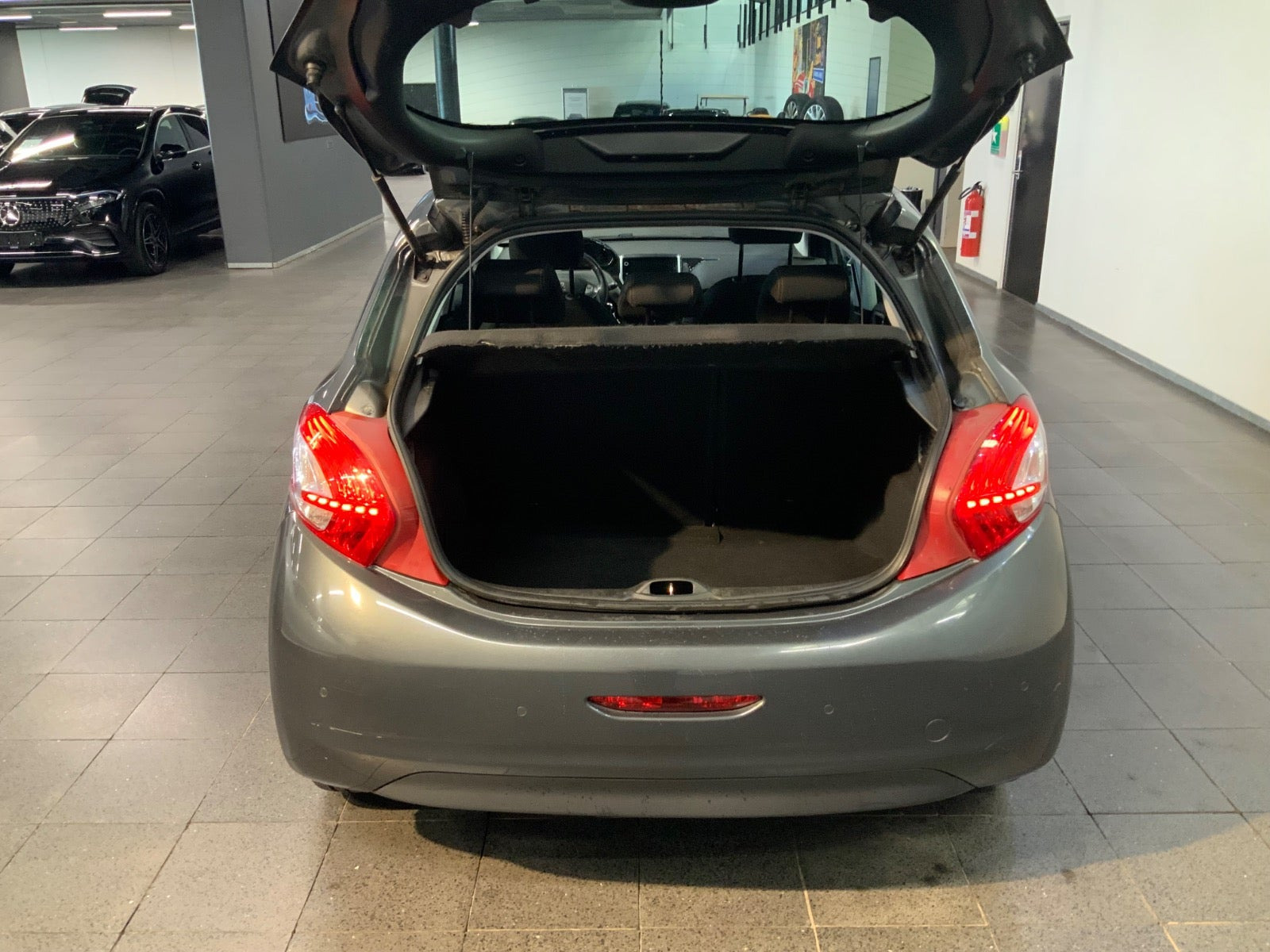 Grå Peugeot 208 fra 2013