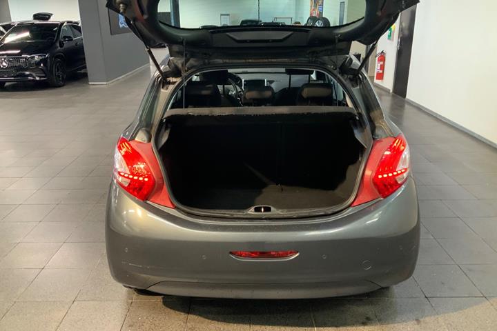 Grå Peugeot 208 fra 2013