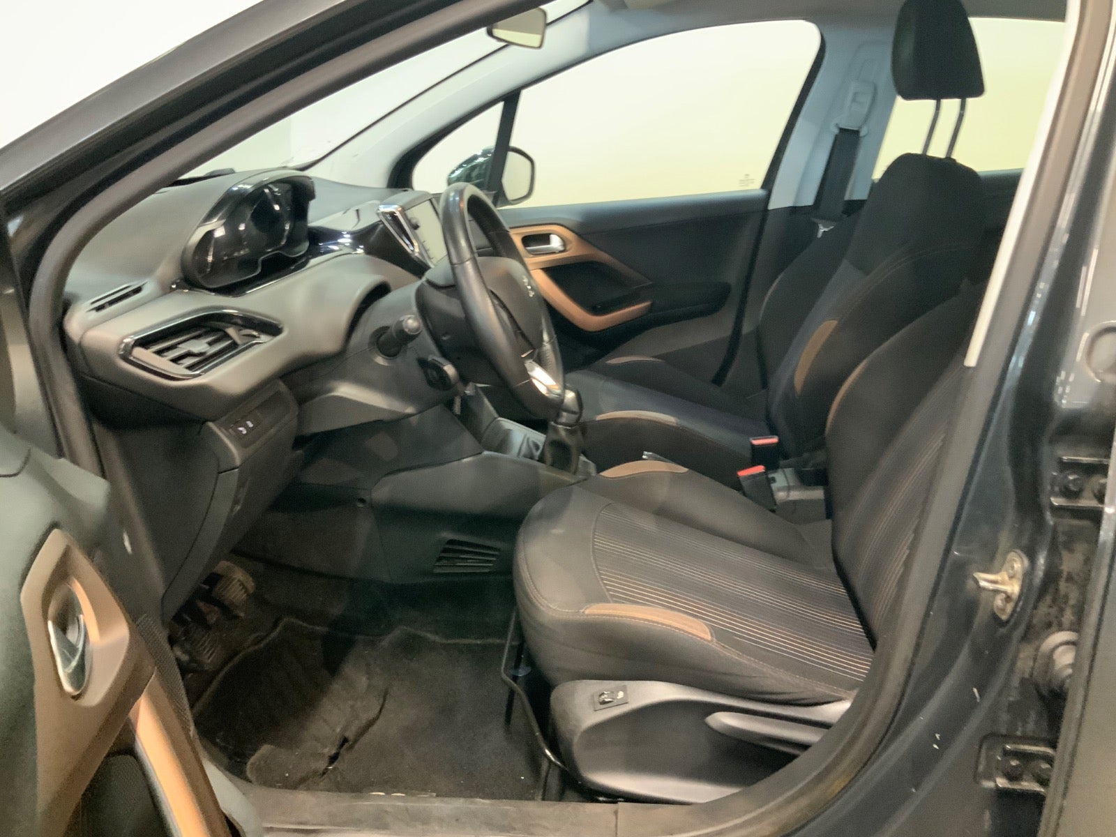 Grå Peugeot 208 fra 2013