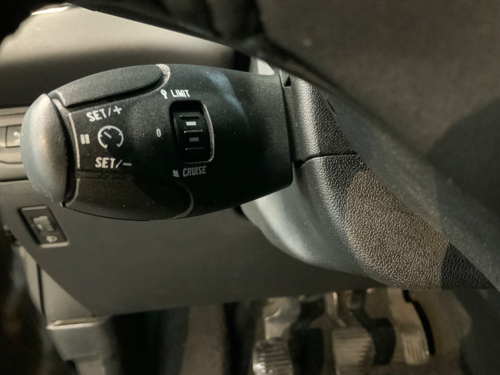 Grå Peugeot 208 fra 2013