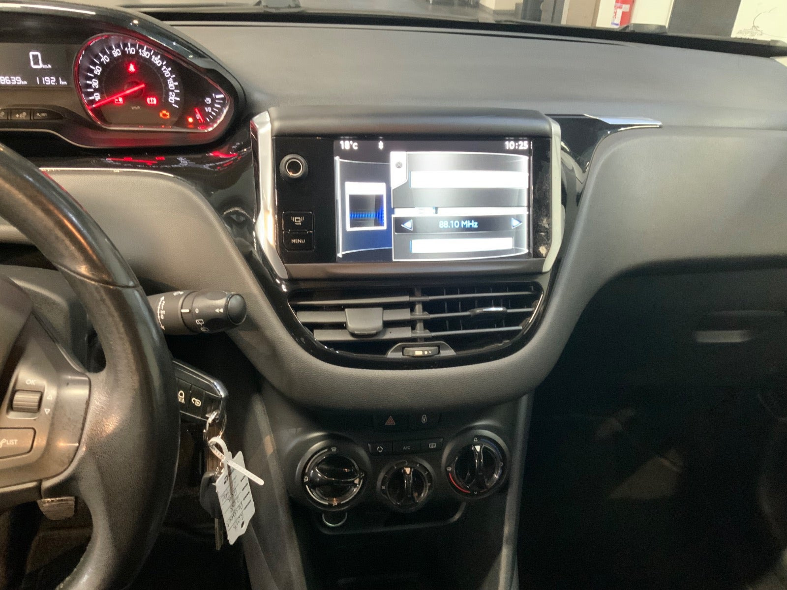 Grå Peugeot 208 fra 2013