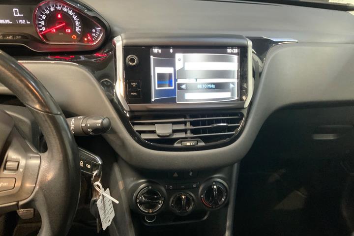 Grå Peugeot 208 fra 2013