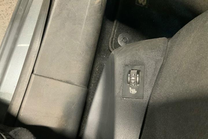 Grå Peugeot 208 fra 2013