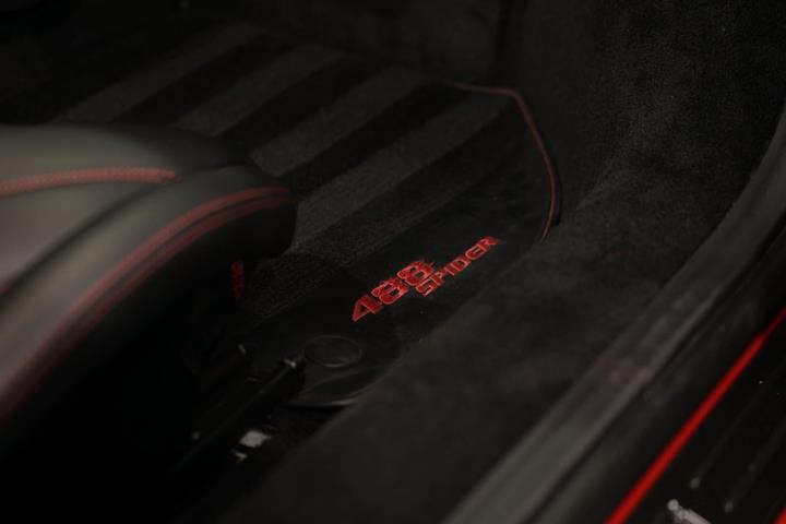 Rød Ferrari 488 Spider fra 2016