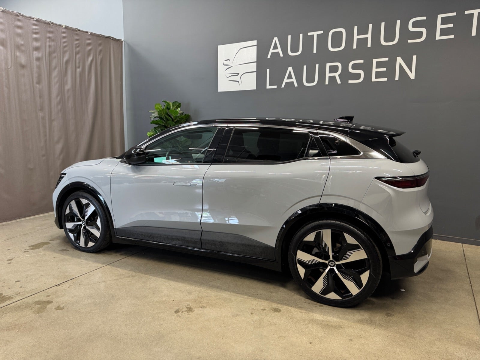 Grå Renault Megane E-Tech fra 2022