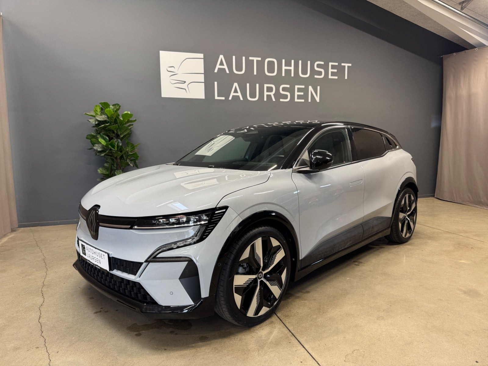 Grå Renault Megane E-Tech fra 2022