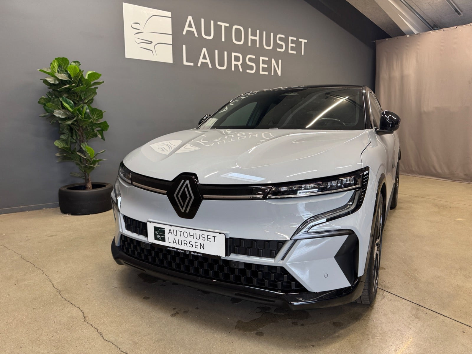 Grå Renault Megane E-Tech fra 2022