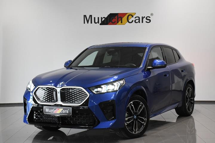 Blå BMW iX2 fra 2025
