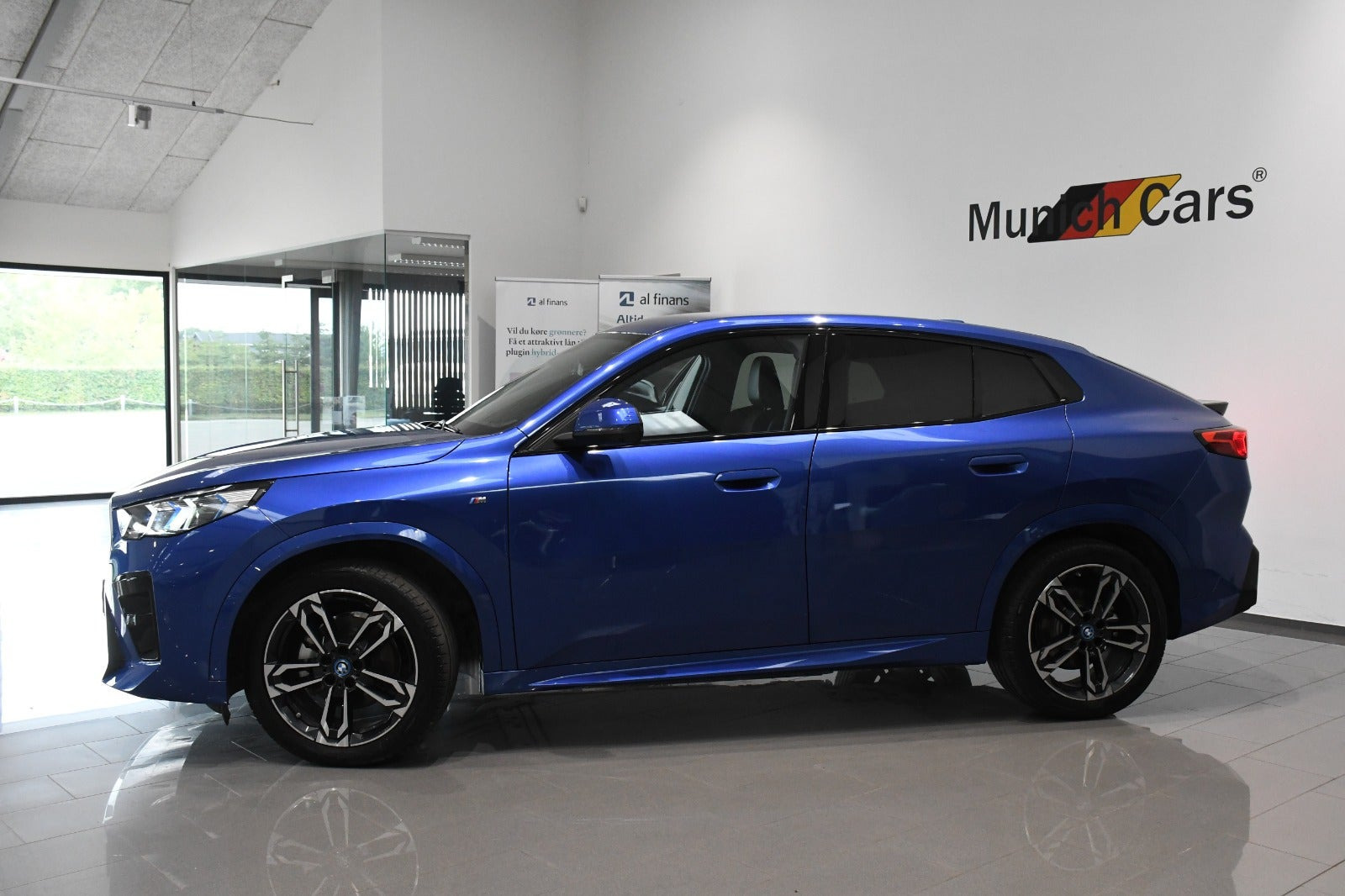 Blå BMW iX2 fra 2025