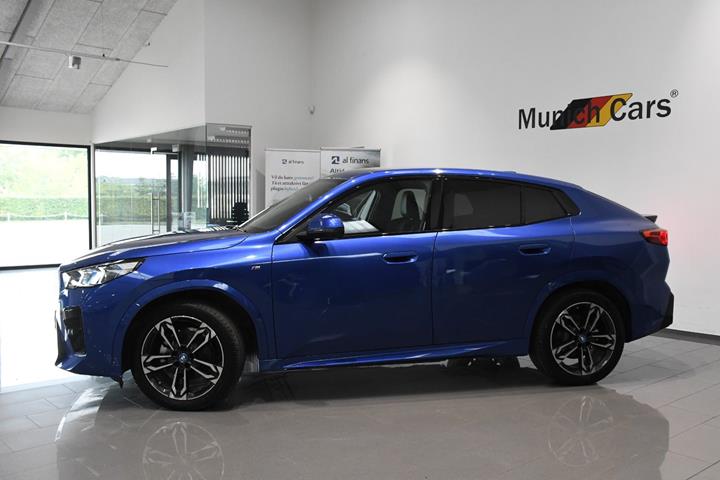 Blå BMW iX2 fra 2025