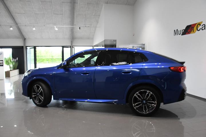 Blå BMW iX2 fra 2025