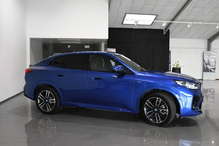 Blå BMW iX2 fra 2025