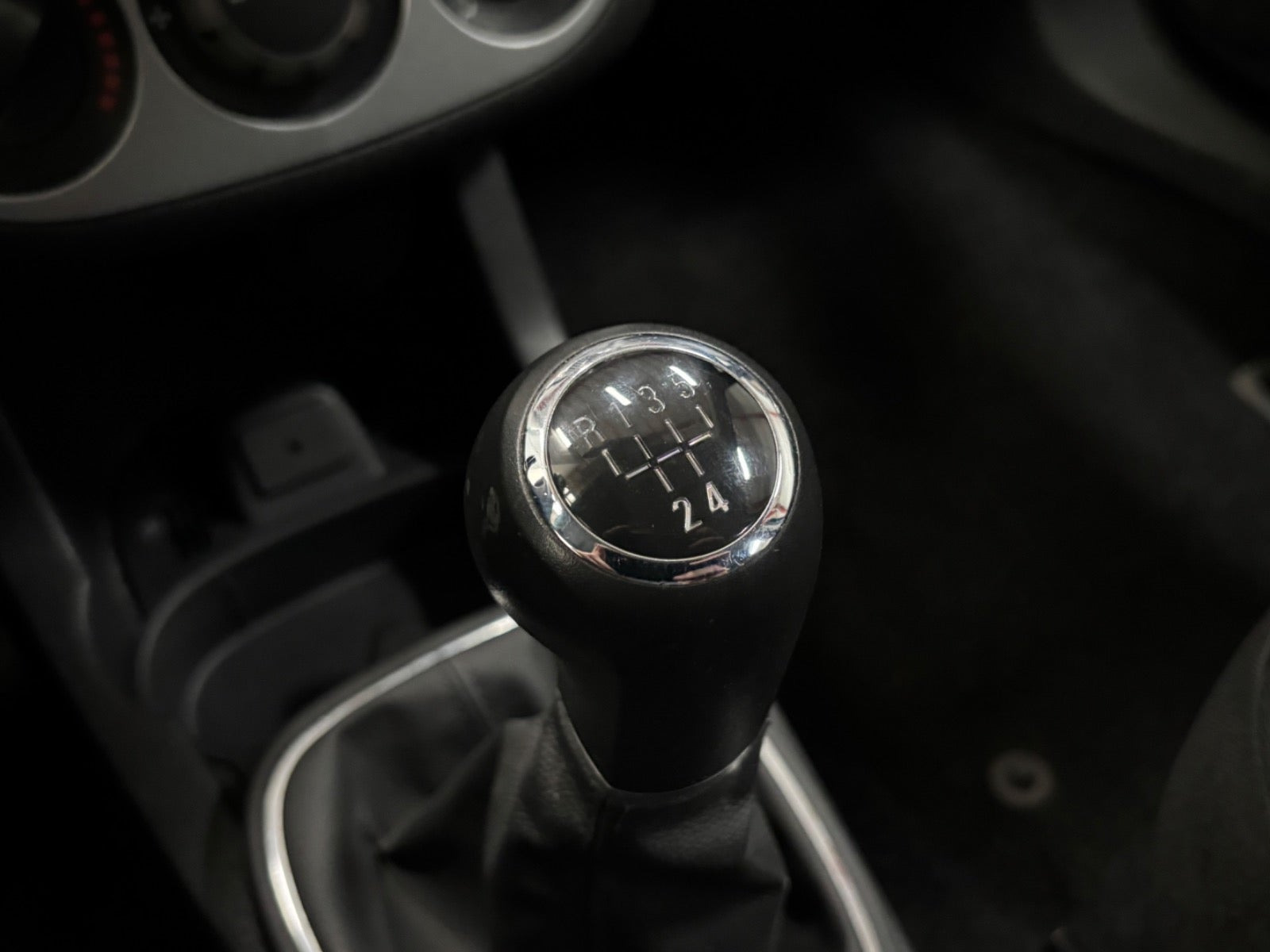 Blå Opel Corsa fra 2014