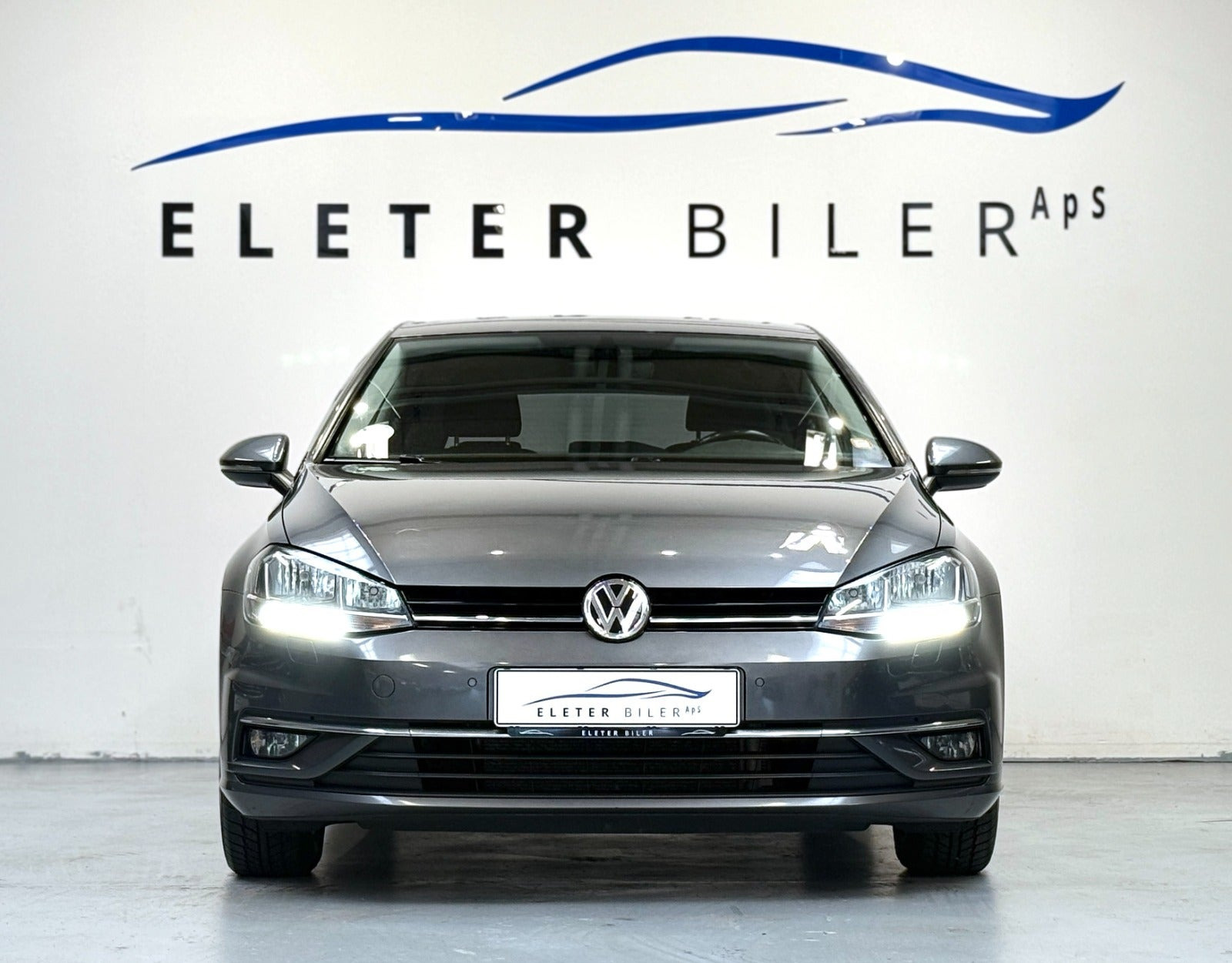 Grå VW Golf VII fra 2018