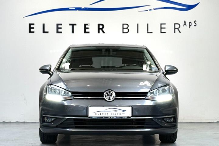 Grå VW Golf VII fra 2018