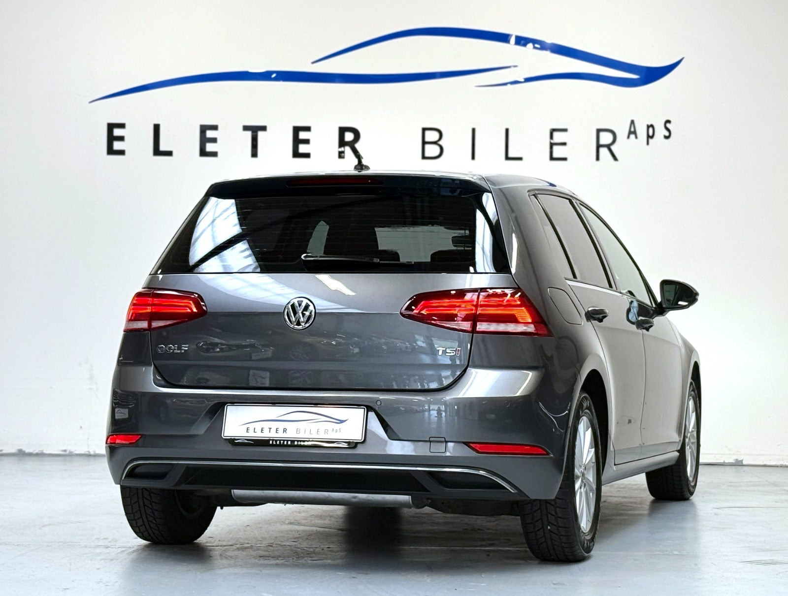 Grå VW Golf VII fra 2018