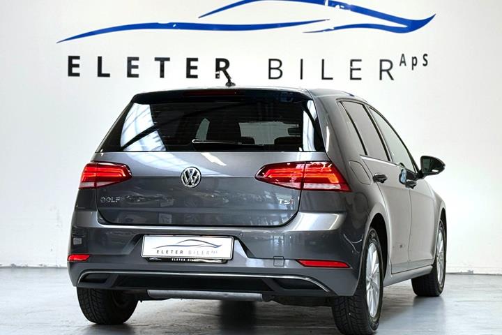 Grå VW Golf VII fra 2018