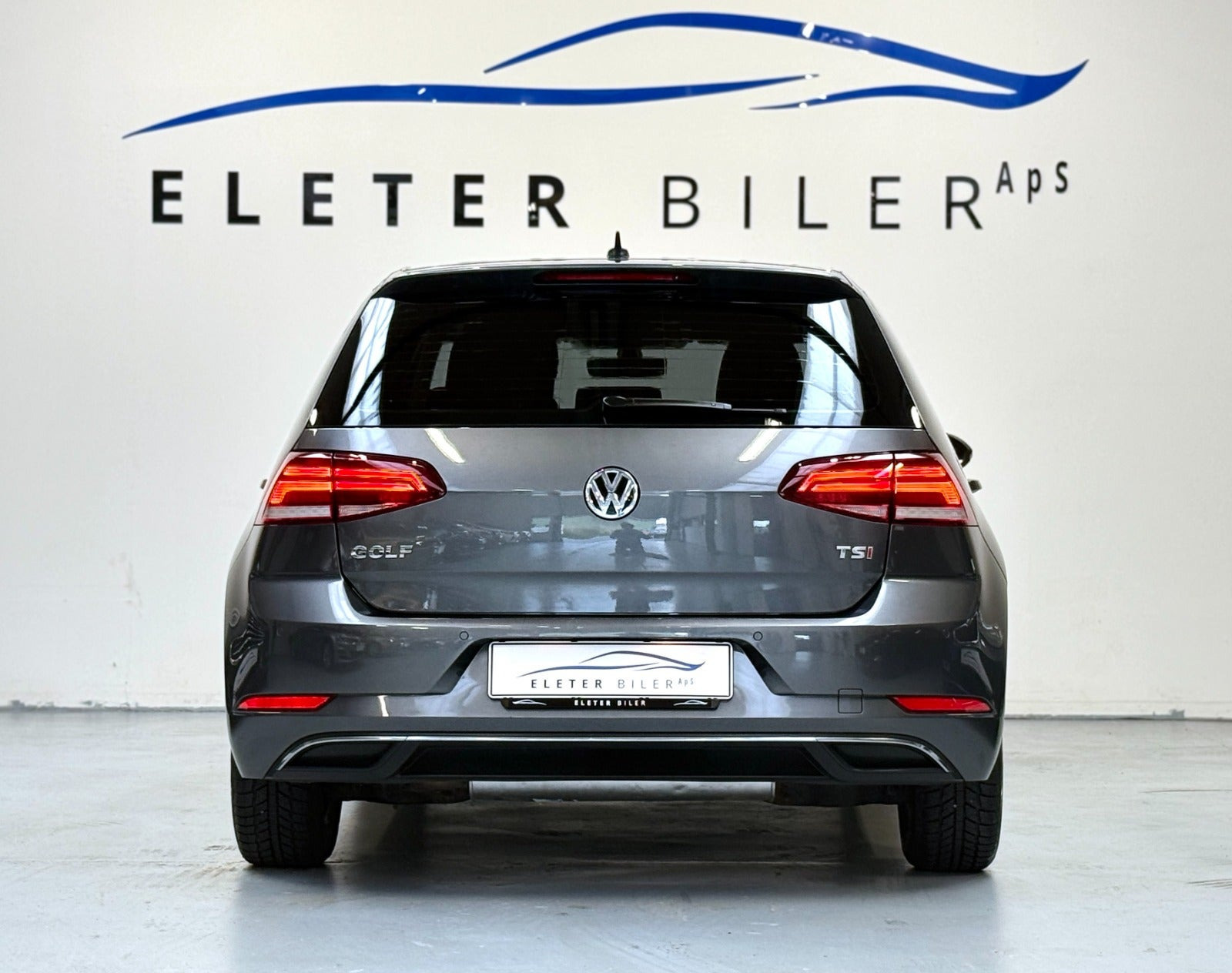 Grå VW Golf VII fra 2018