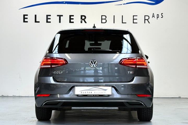Grå VW Golf VII fra 2018